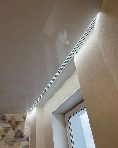 Фото глянцевого натяжного потолка