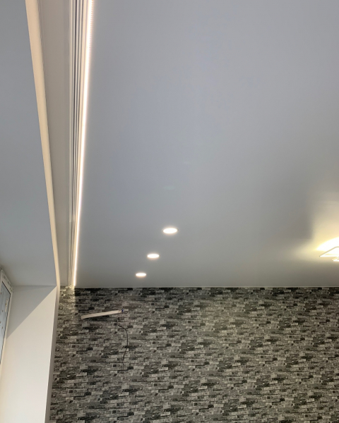 Пример натяжного потолка со скрытой нишей под карниз