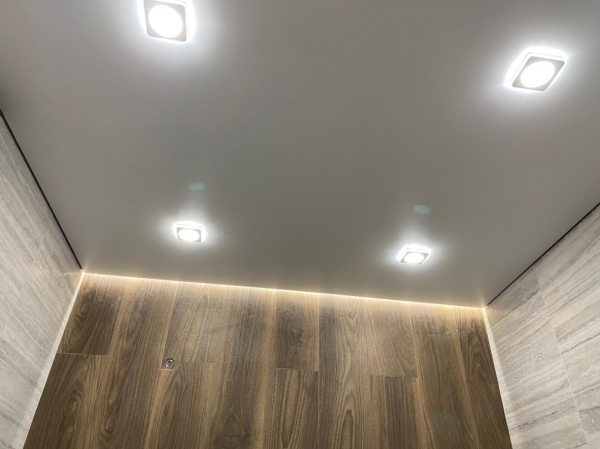 Пример натяжного потолка в ванную комнату