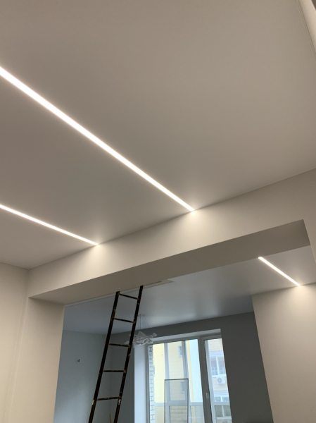 Пример натяжного потолка в зал