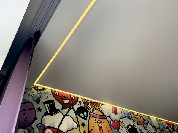 Пример парящего натяжного потолка в детскую комнату