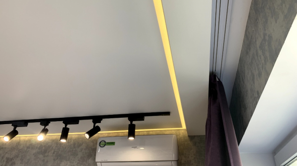 Дизайн натяжного потолка с нишей под карниз